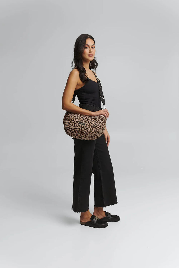 HEY MARLY Lifetime Buddy M Leo Sand Handtasche