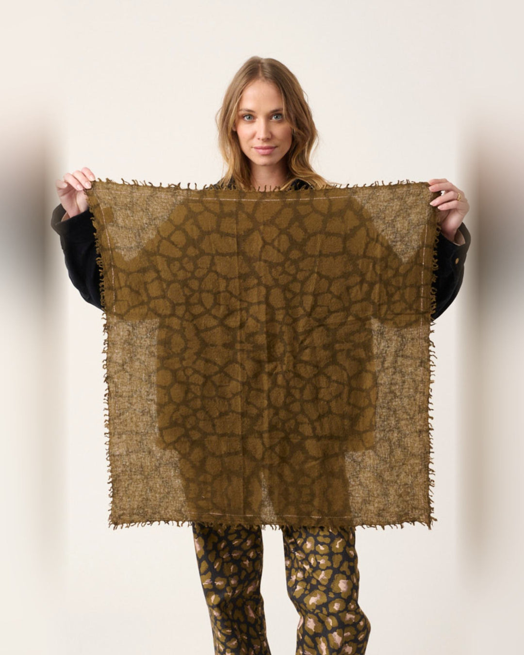 STORIATIPIC Scarf Petra Brun – Bild 2
