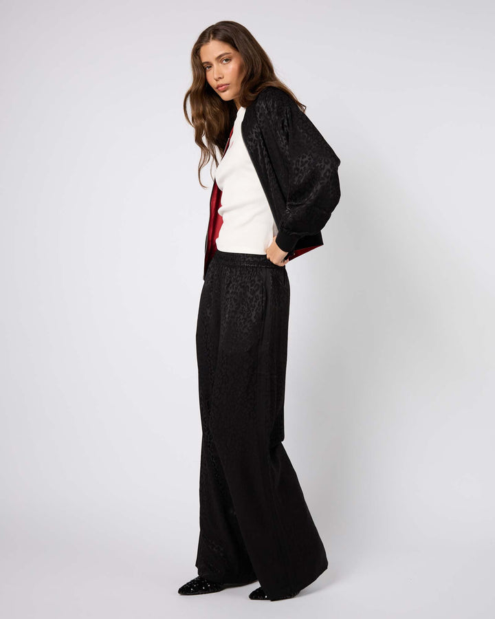 Saela Trackpants
Leo Black